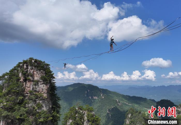 2024张家界黄石寨高空扁带赛开幕 中外21名选手齐