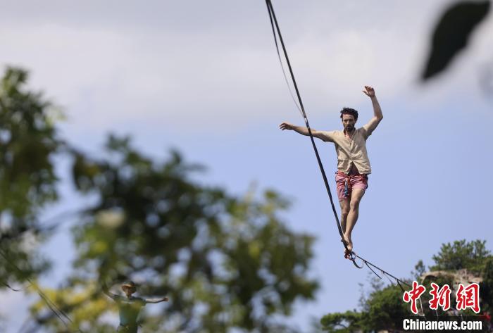 2024张家界黄石寨高空扁带赛开幕 中外21名选手齐