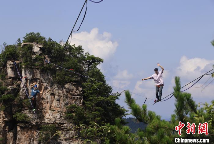 2024张家界黄石寨高空扁带赛开幕 中外21名选手齐