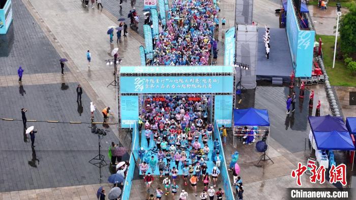 千余名选手越野竞速 世界