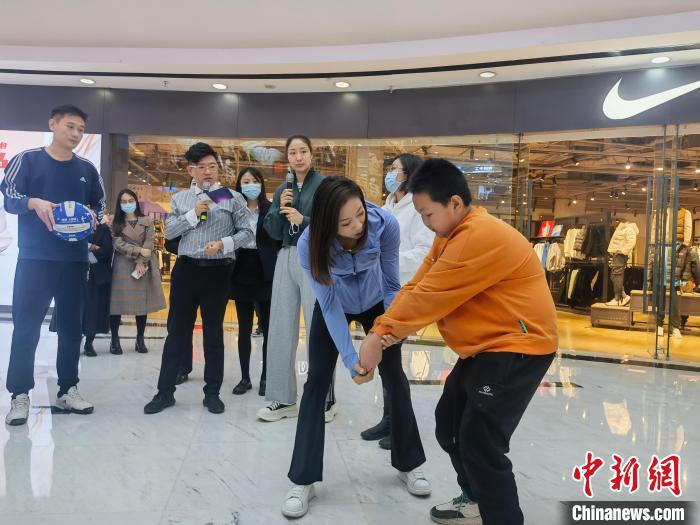 女排精神展首进商圈 天津市民沉浸式体验排球文