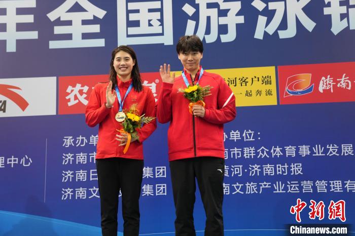 张雨霏全国游泳锦标赛女子50米蝶泳夺冠 自评年