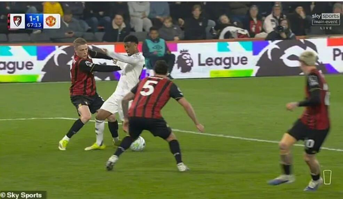 曼联投诉伯恩茅斯点球判罚引发争议