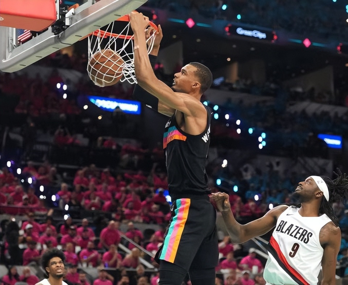 文班亚马全票当选DPOY成历史最年轻得主 防守统治